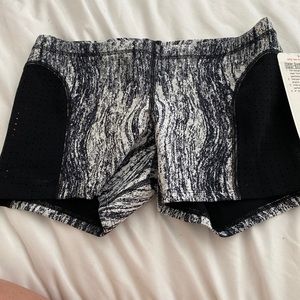 Lululemon water short size 4 never worn with tags
